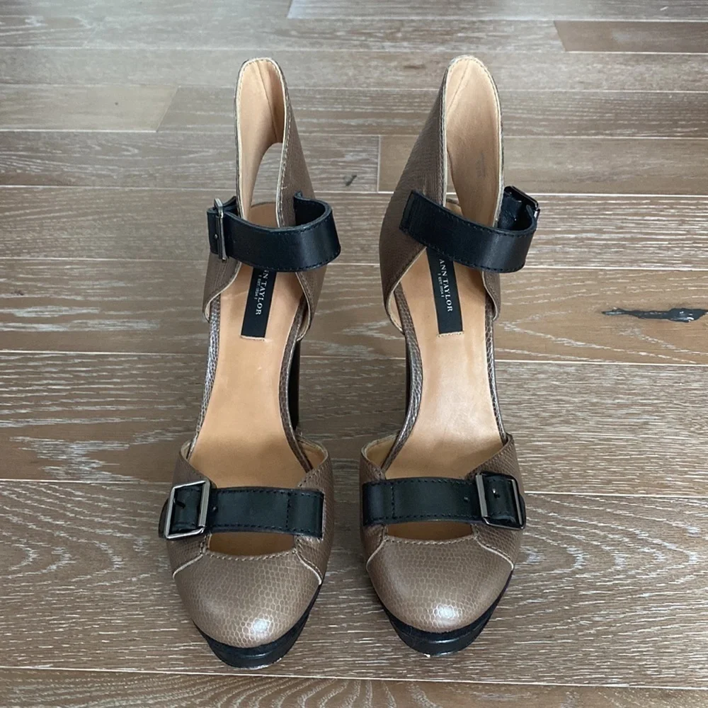Ann Taylor Platform Buckle Pump | 8.5